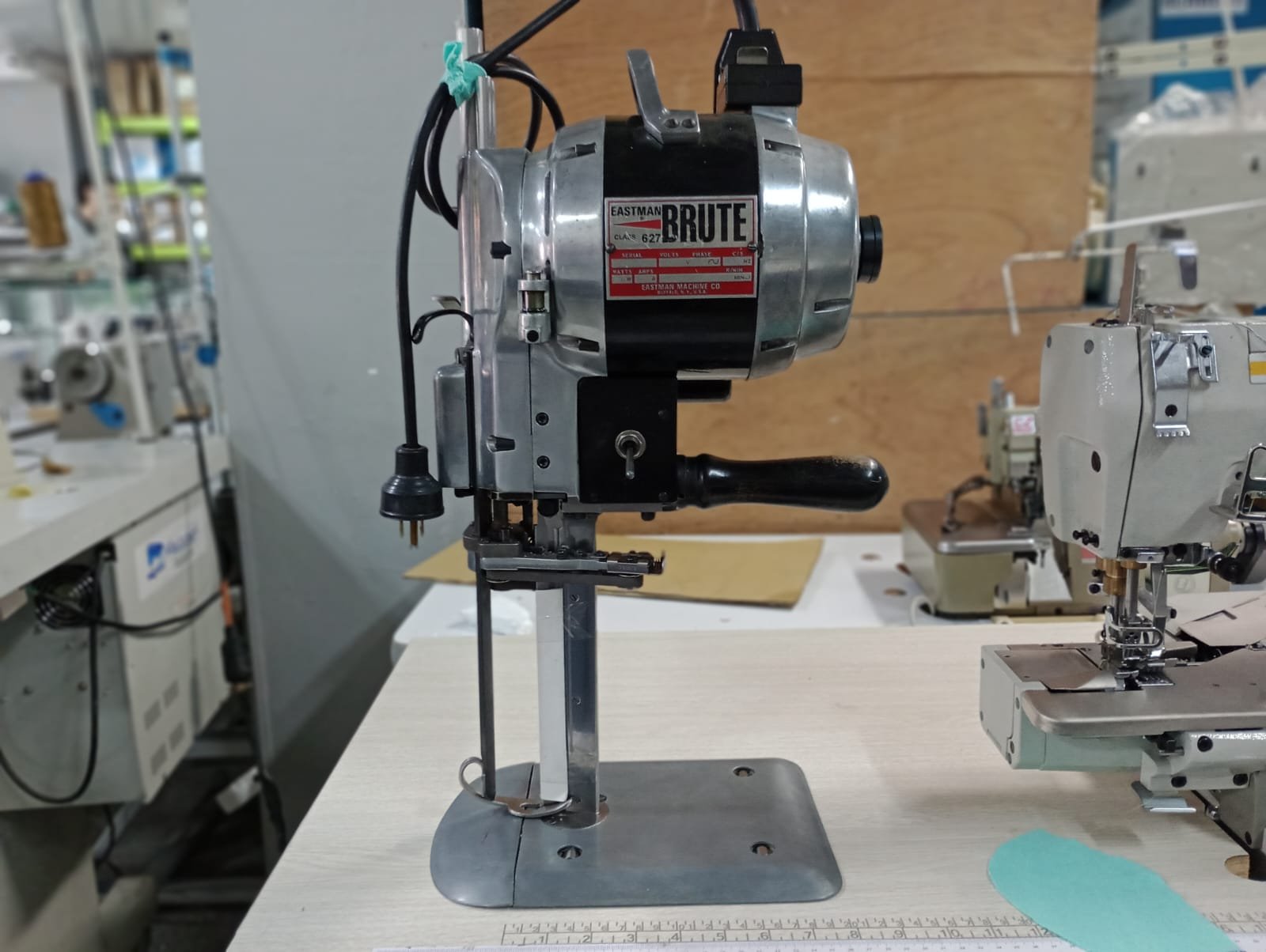 Eastman Brute 627 Cortadora de Tela Vertical de 8 Pulgadas Usada