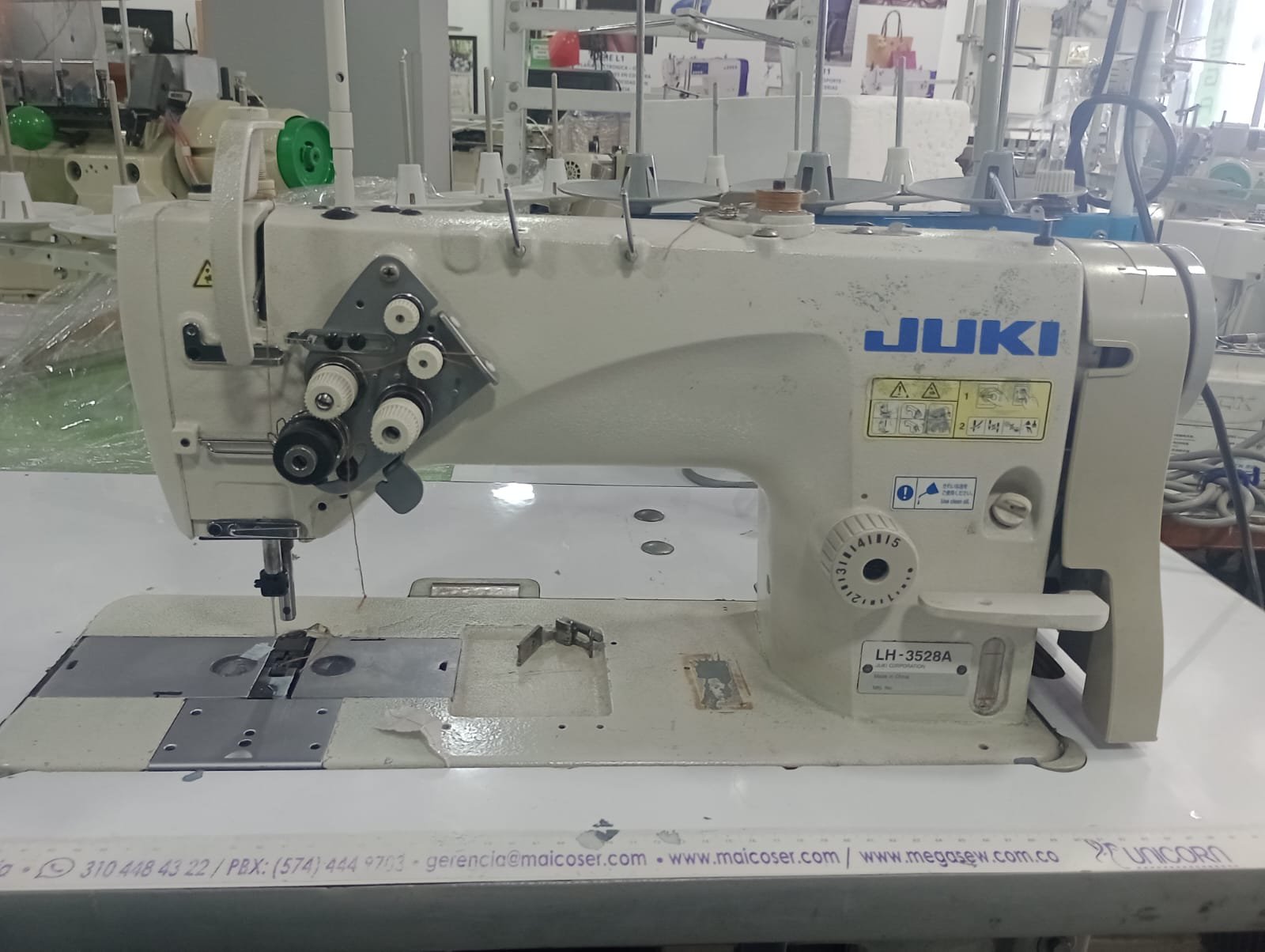 Juki LH-3528A Máquina Dos Agujas Gancho Pequeño Barra fija Usada