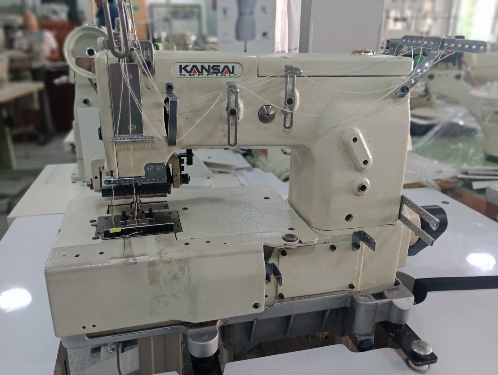 Kansai Especial DFB-1412 Máquina Multiagujas Cama Plana Usada