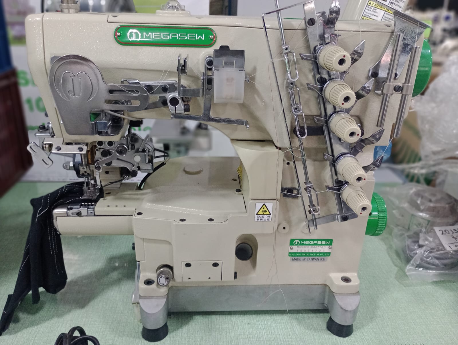 Megasew 2606 Maquina Recubridora Codo Pequeño Usada